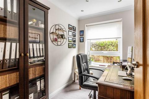 26 Paddock Way, Oxted, RH8 0LG