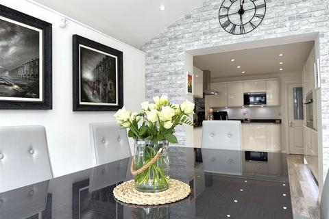 4 bedroom detached house for sale, Balmoral Drive, Newark