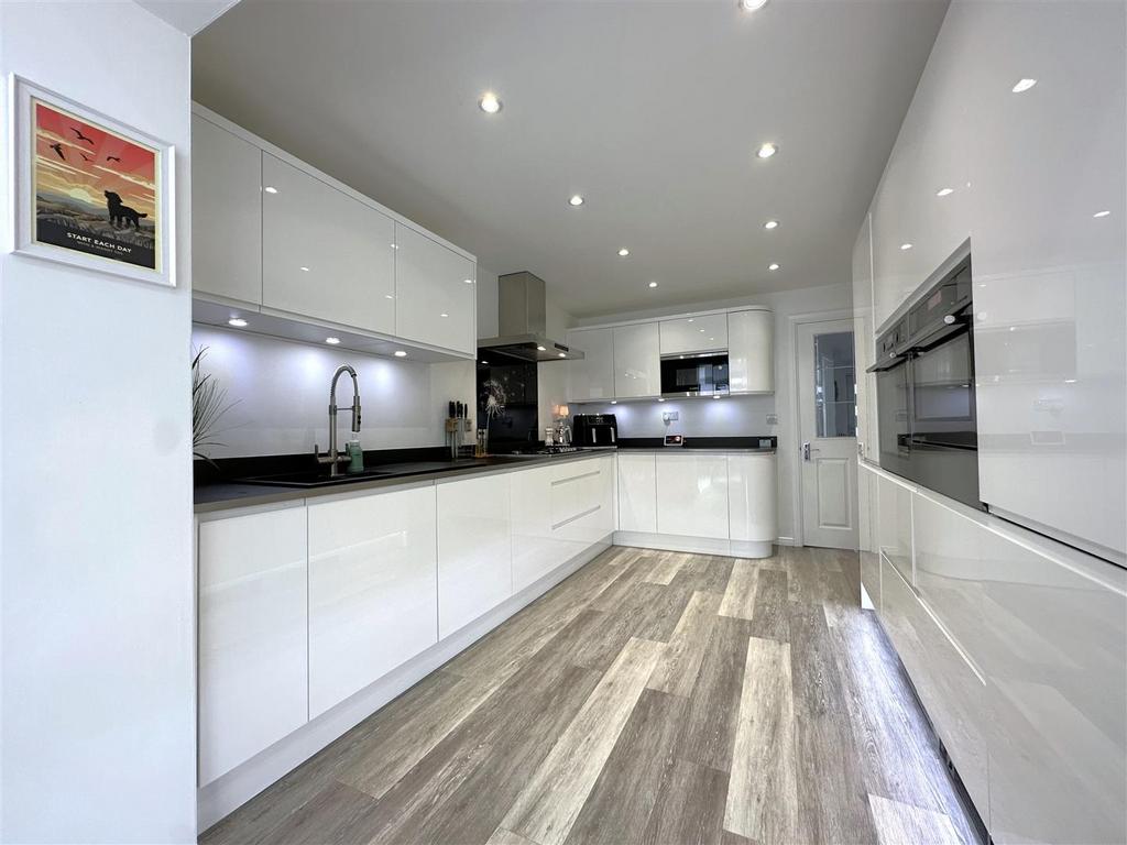 Stylish Kitchen With Integrated Appliances 073