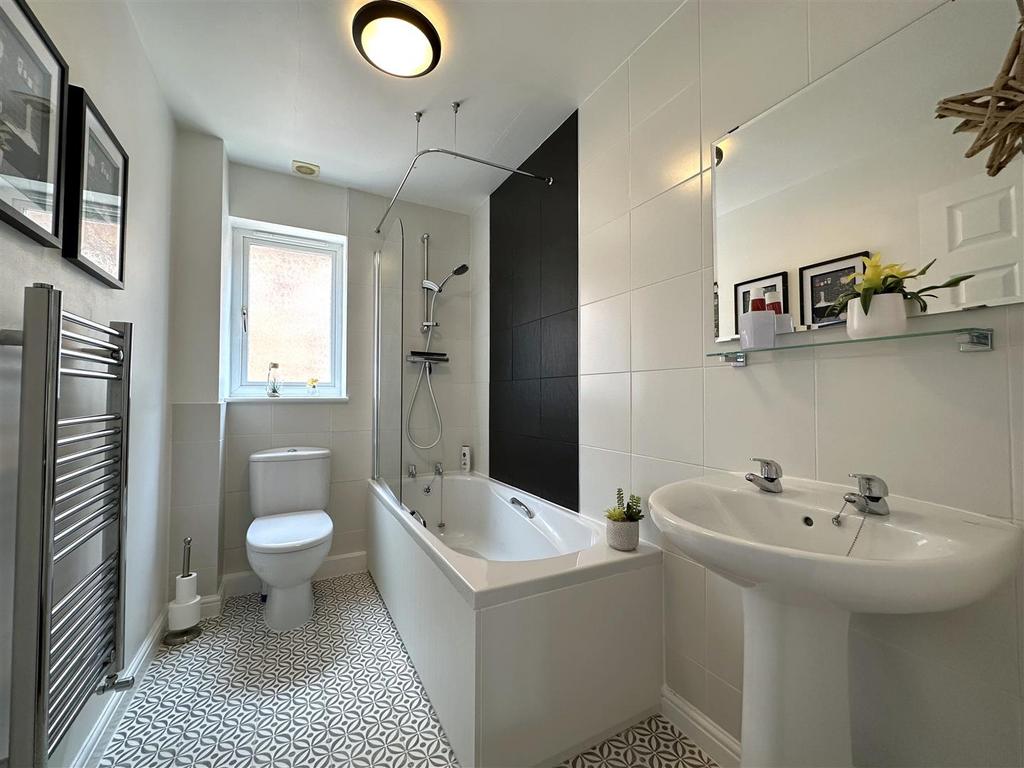 Family Bathroom 010