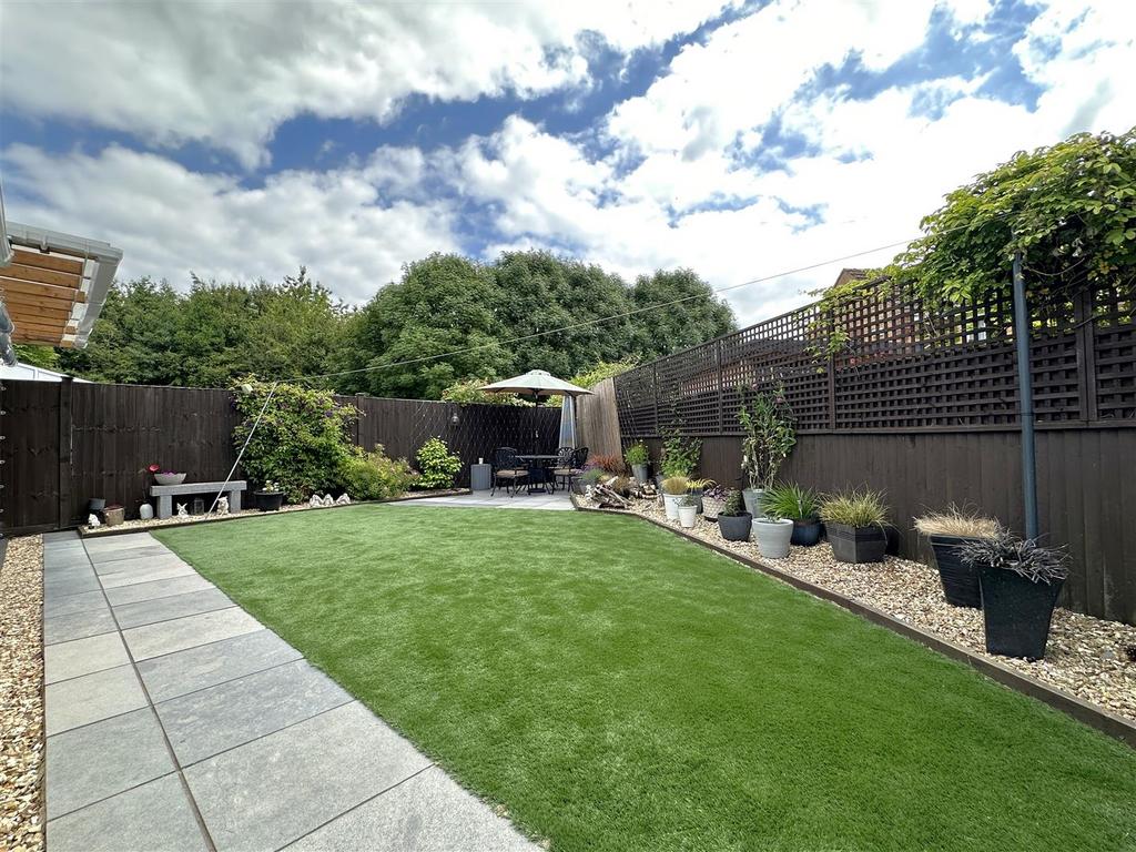 Low-Maintenance Landscaped Garden 127