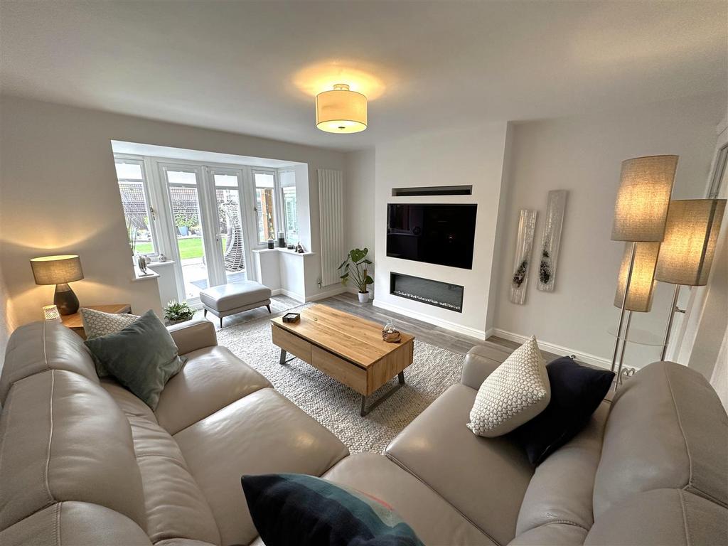 Generous Lounge With Bay-Window 051