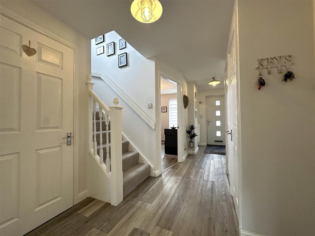 Inviting Entrance Hall 052