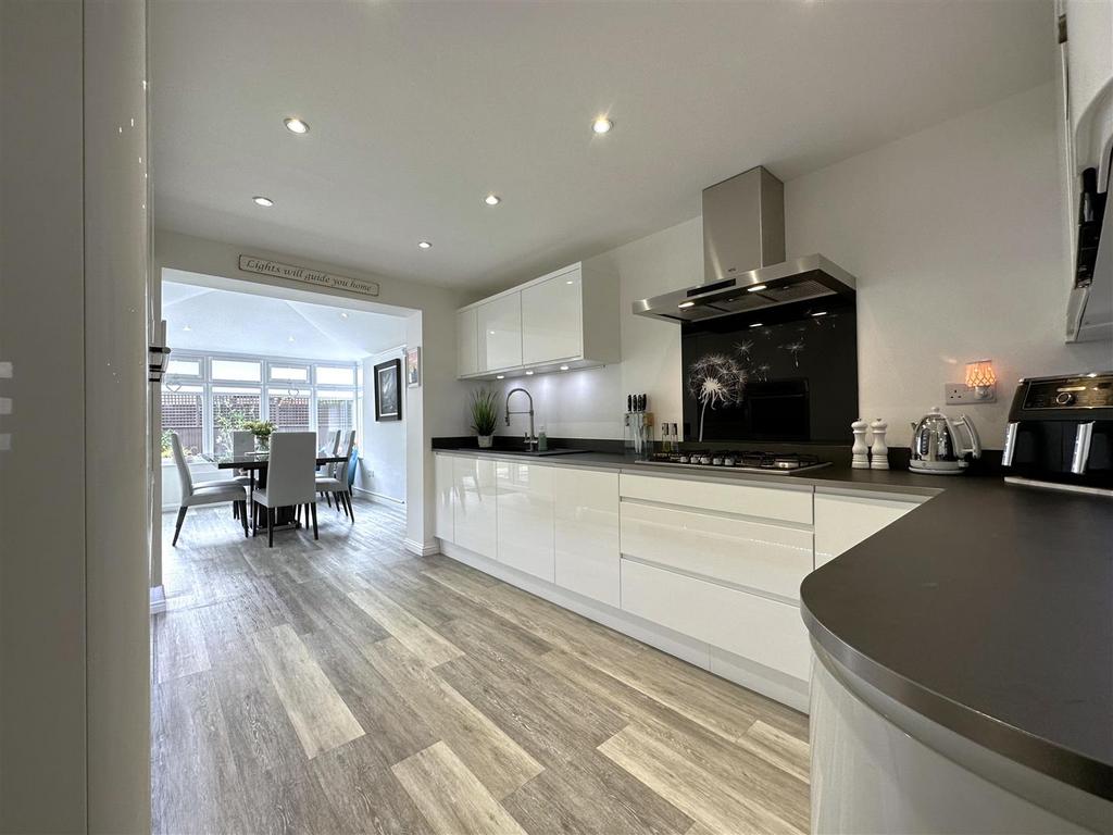 Stunning Contemporary Kitchen 058