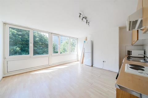 4 bedroom flat to rent, Sherfield Gardens, Roehampton SW15