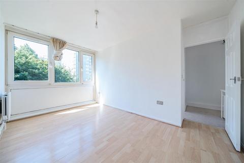 4 bedroom flat to rent, Sherfield Gardens, Roehampton SW15