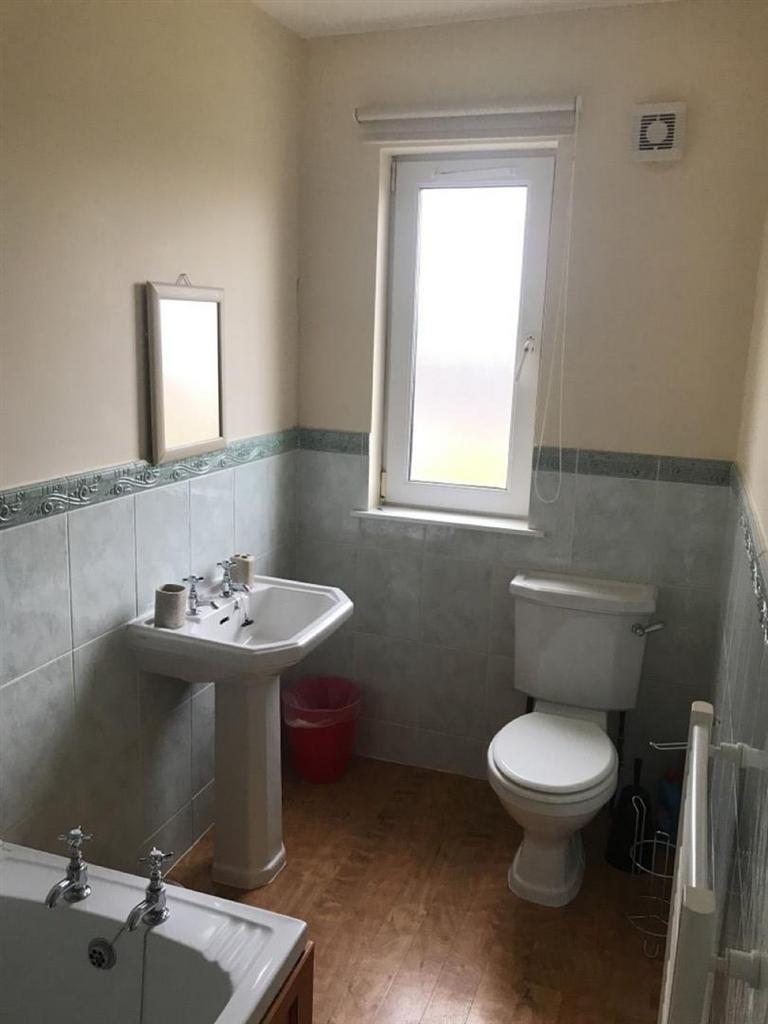 Bathroom 2.jpg