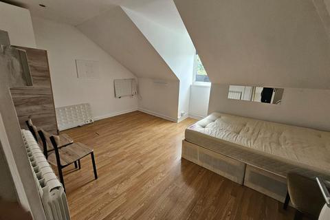 4 bedroom property to rent, Caledonian Road, London