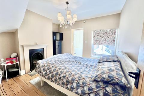 77 Coopers Hill, Ongar, CM5 9EF