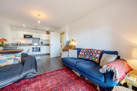 2 bedroom flat for sale, Adenmore Road, London, SE6 4BS