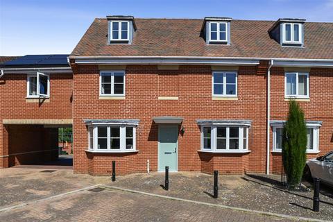 4 bedroom townhouse for sale, Stevens Close, Colchester