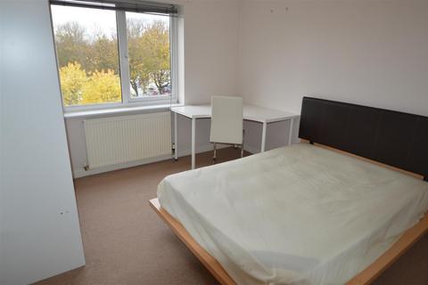 2 bedroom flat to rent, Newcastle Street, Manchester M15