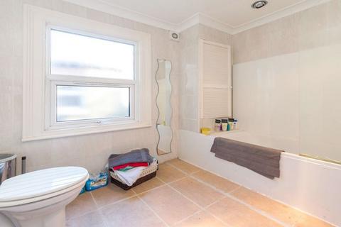 2 bedroom flat to rent, NW2