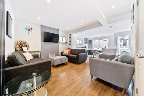 3 bedroom end of terrace house for sale, Holne Chase, Morden SM4