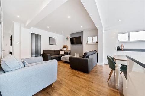 3 bedroom end of terrace house for sale, Holne Chase, Morden SM4
