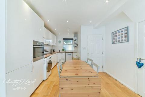 3 bedroom flat for sale, Milk Yard, London