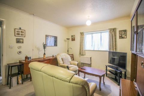 1 bedroom flat for sale, Birnbeck Court-Overs 60`s Ground Floor Flat