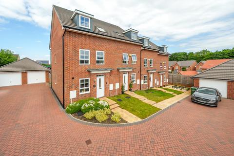 3 bedroom end of terrace house for sale, Peck Field Rise, Micklefield, Leeds, LS25