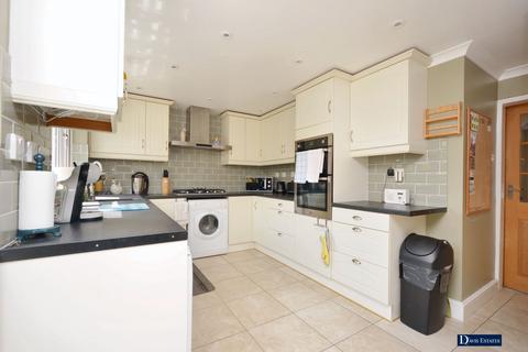24 Oak Glen, Hornchurch, RM11 2NS