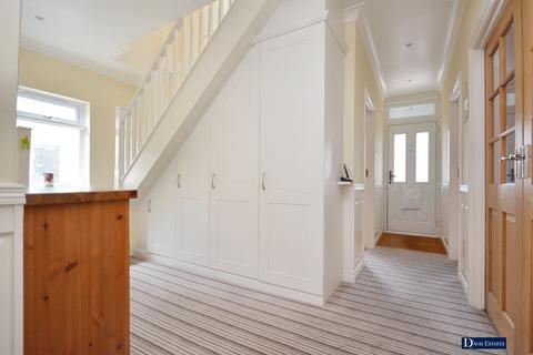 24 Oak Glen, Hornchurch, RM11 2NS