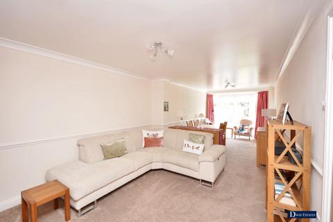 24 Oak Glen, Hornchurch, RM11 2NS
