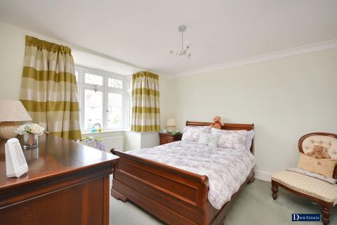 24 Oak Glen, Hornchurch, RM11 2NS