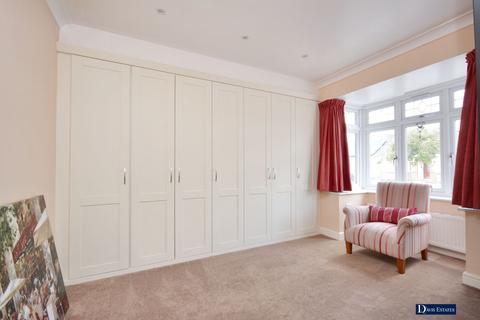24 Oak Glen, Hornchurch, RM11 2NS