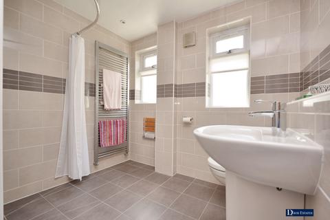 24 Oak Glen, Hornchurch, RM11 2NS