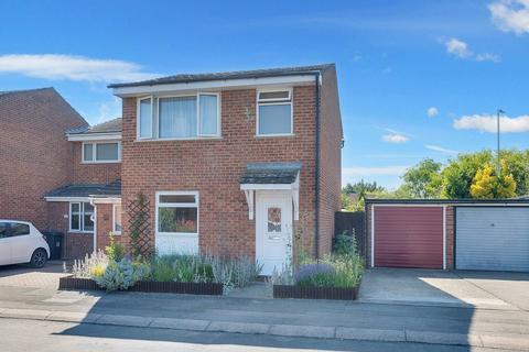 3 bedroom terraced house for sale, Begonia Close, Chelmsford CM1