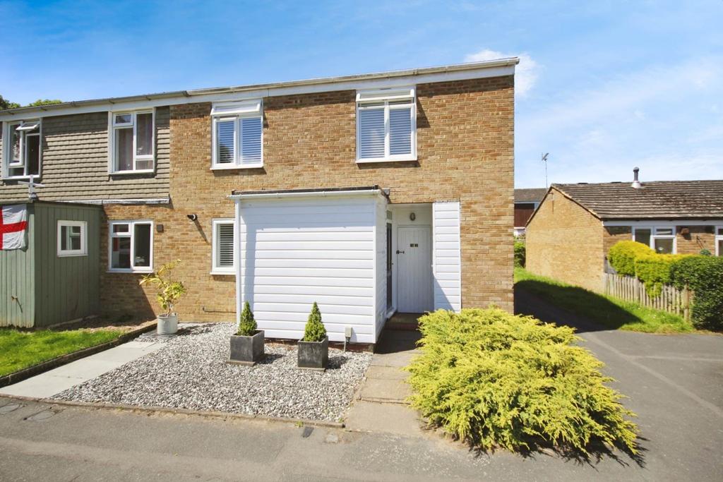 Holbeck, Bracknell RG12 4 bed end of terrace house for sale £375,000