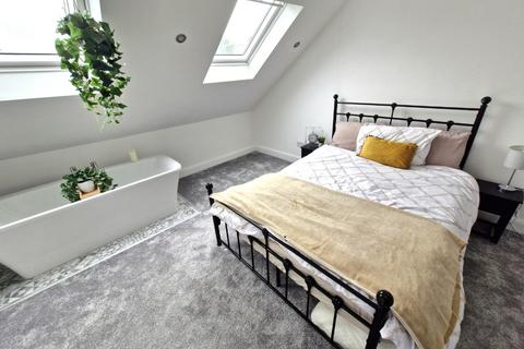 3 bedroom semi-detached house to rent, Glastonbury Avenue, Blackpool, FY1