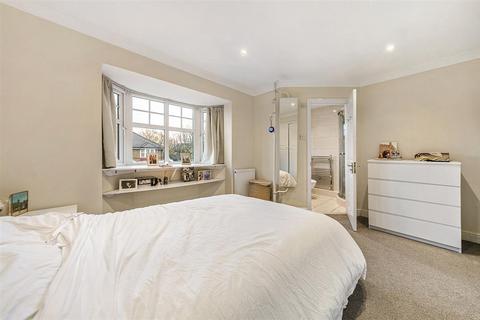 2 bedroom flat to rent, Clockhouse Place, SW15