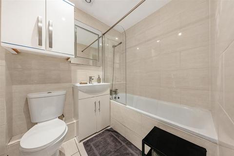 2 bedroom flat to rent, Clockhouse Place, SW15