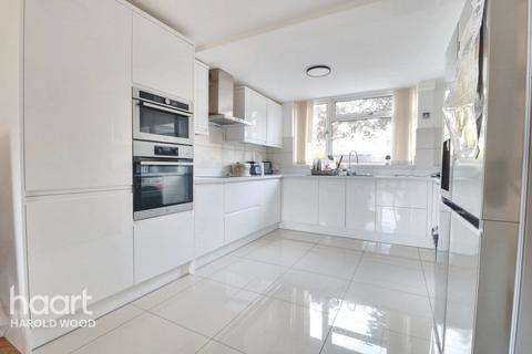 15 Jenny Path, Romford, RM3 8BB