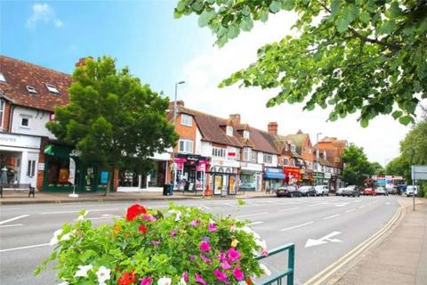 2 bedroom flat to rent, Old Woking Road, West Byfleet KT14 6LF