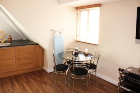 2 bedroom flat to rent, Old Woking Road, West Byfleet KT14 6LF