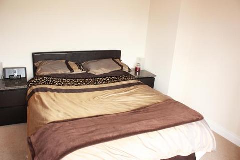 2 bedroom flat to rent, Old Woking Road, West Byfleet KT14 6LF