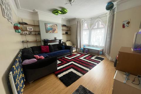 4 bedroom terraced house for sale, Stockwood Crescent, Farley Hill, Luton, LU1