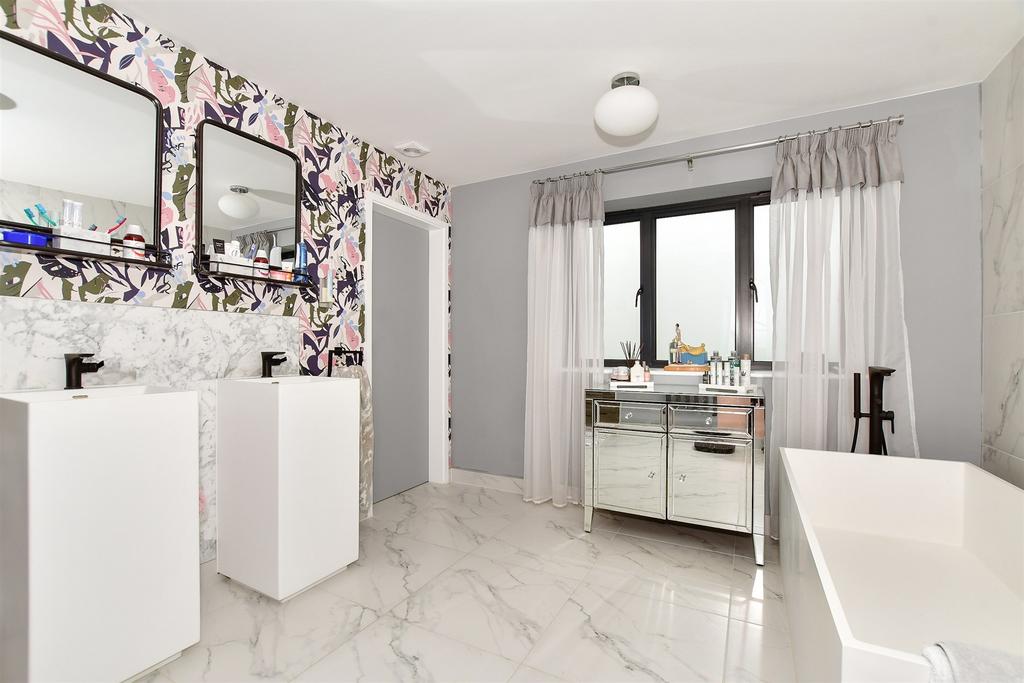 En-Suite Bathroom