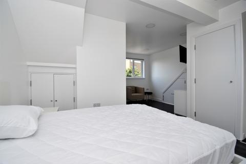 4 bedroom terraced house to rent, Downham Way Bromley BR1
