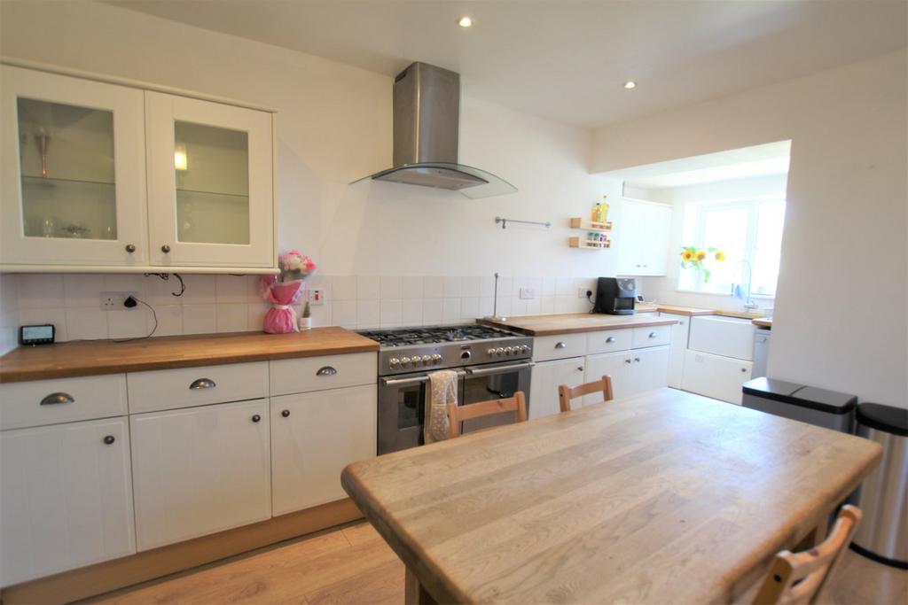 Queens Avenue, Newport Pagnell, MK16 2 bed semidetached house for sale