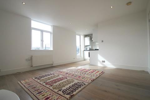 3 bedroom apartment to rent, Caledonian Road, London N7