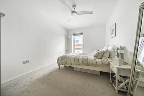 3 bedroom flat for sale, Woking,  Surrey,  GU22