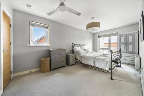 3 bedroom flat for sale, Woking,  Surrey,  GU22