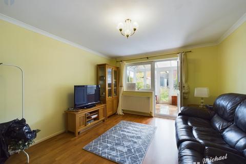 2 bedroom terraced house for sale, Meadow Close, Aylesbury, Buckinghamshire