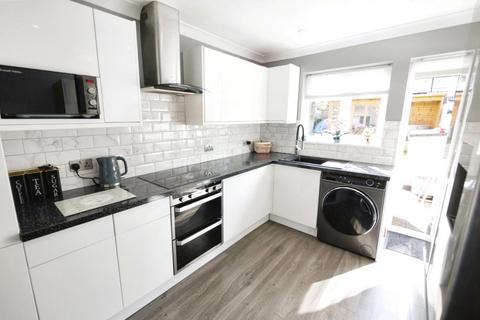 14 Stuart Close, Pilgrims Hatch, Brentwood, CM15 9LZ