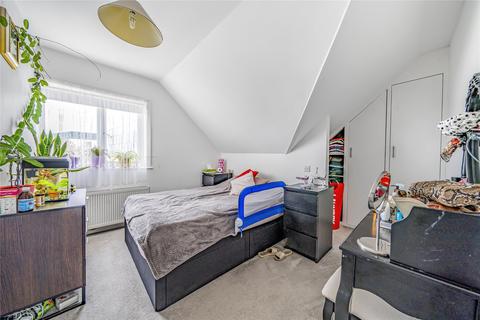 2 bedroom flat for sale, Station Road, Surrey KT15