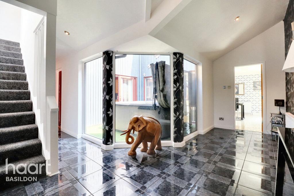 The Vale, Basildon 5 bed detached house for sale £575,000