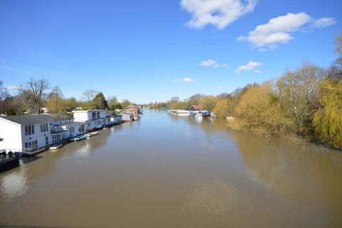 3 bedroom houseboat for sale, Taggs Island, Hampton TW12