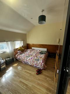 Studio to rent, Bonham Road, London SW2